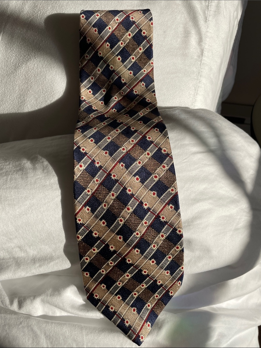 Structure Navy and gold 100* silk Geometric Silk Tie with Red Accents